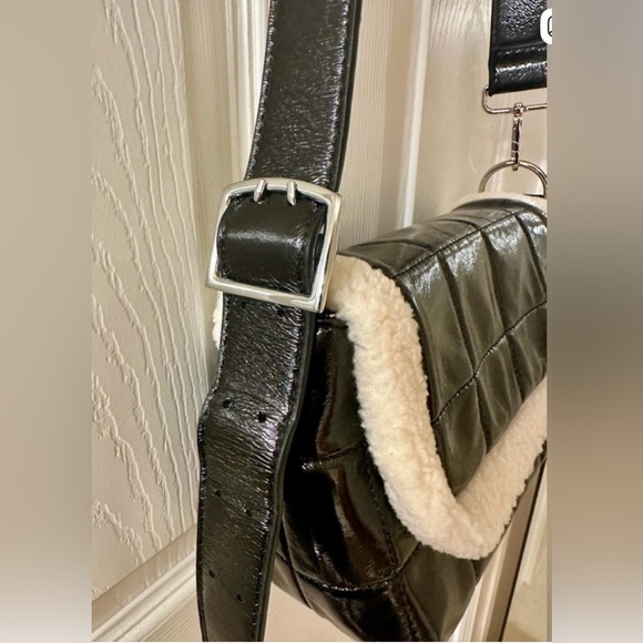 NWT Black Quilted Crossbody Bag w/ Cream Sherpa Trim, Trendy Y2K Winter Purse - Picture 7 of 15